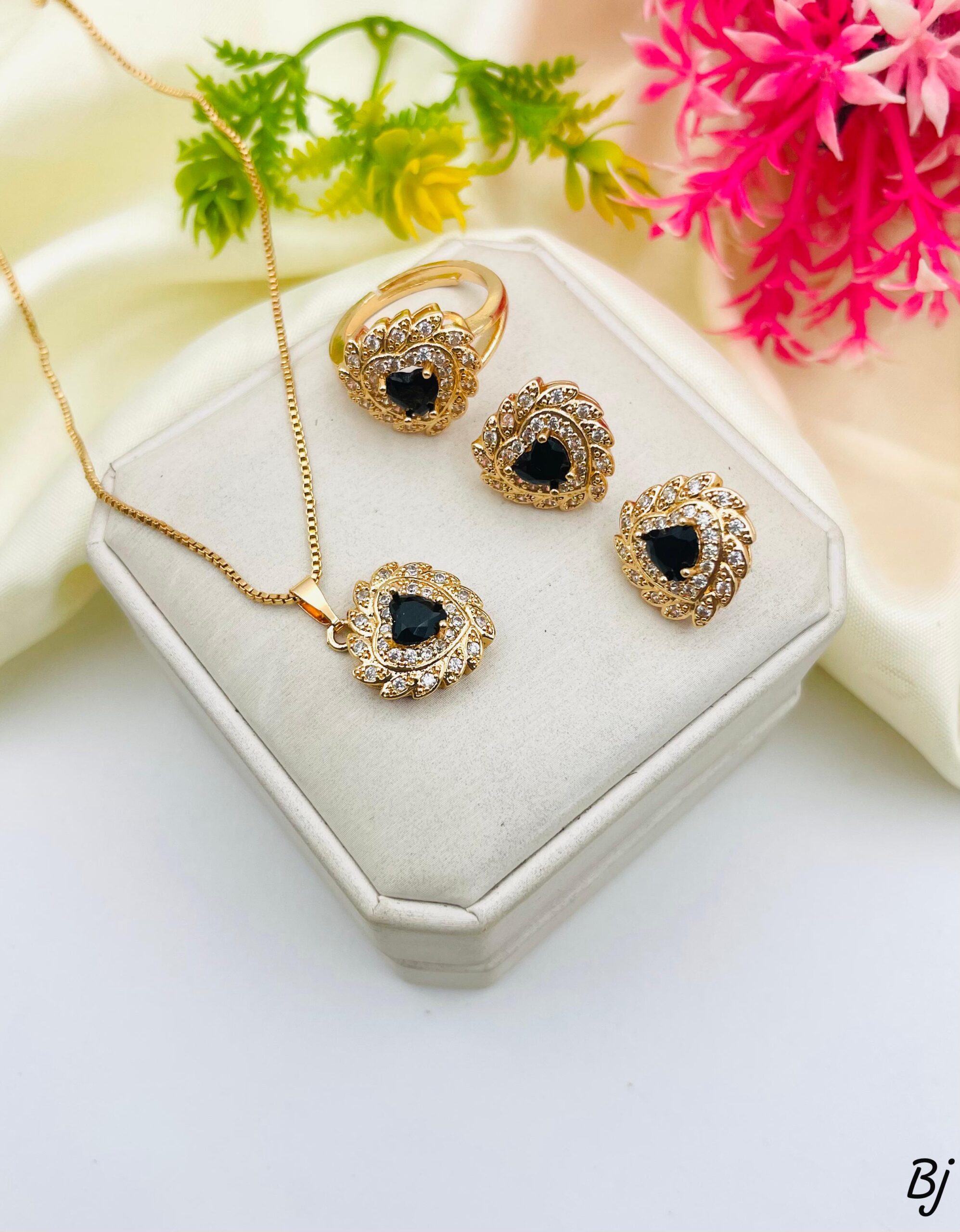Fancy Beautiful Gold Plated Heart Design Zircon Locket Set For Her