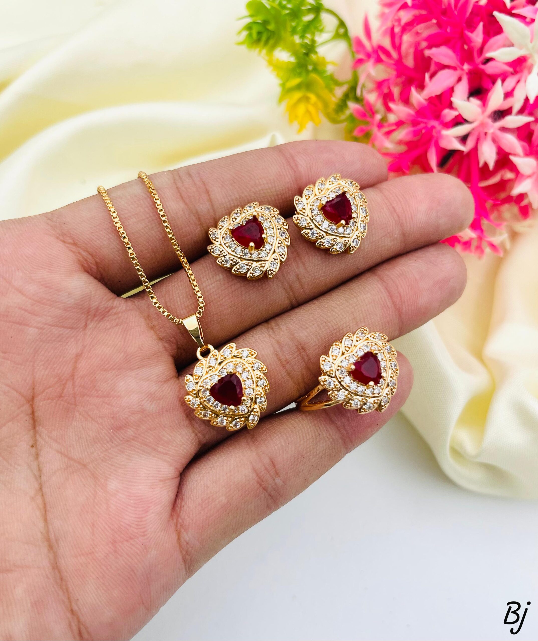 Fancy Beautiful Gold Plated Heart Design Zircon Locket Set For Her