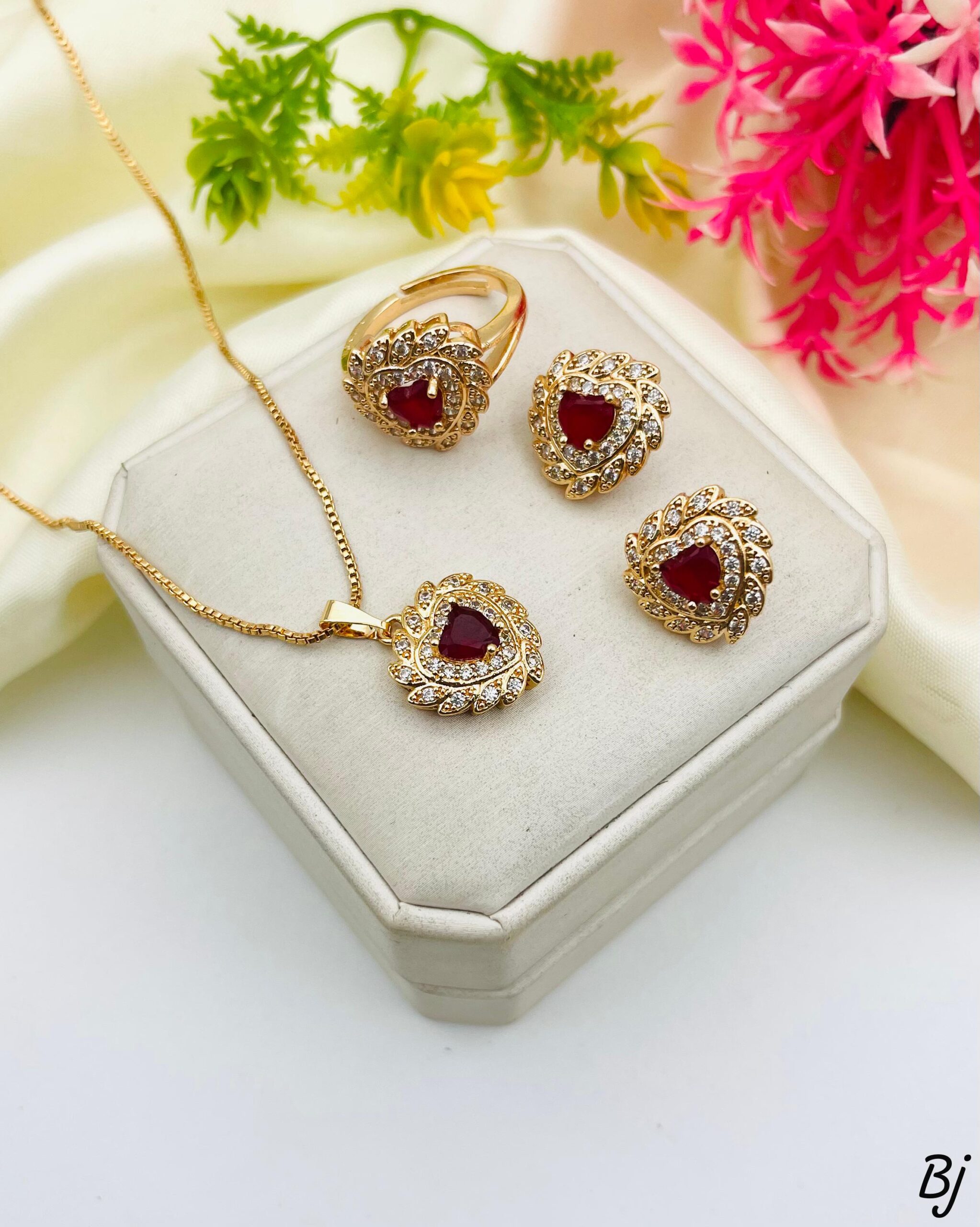 Fancy Beautiful Gold Plated Heart Design Zircon Locket Set For Her