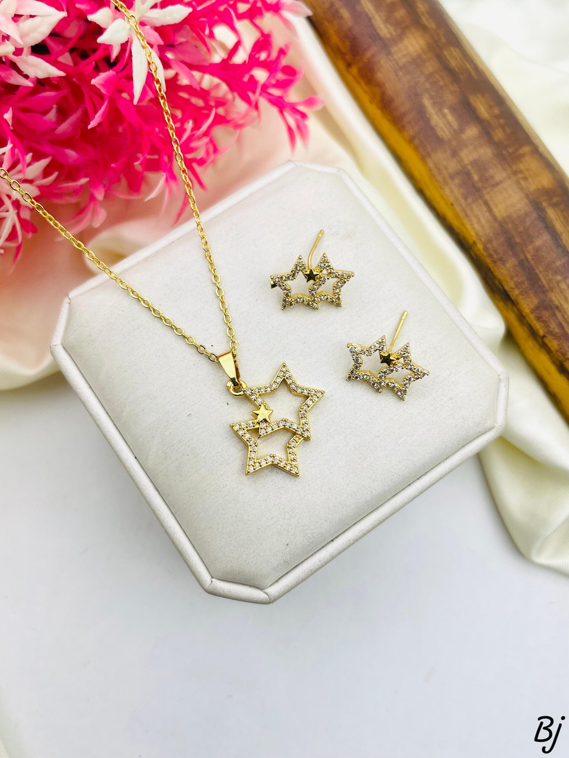 Fancy Beautiful Gold Plated Star Design Gold Plated Zircon Locket Set
