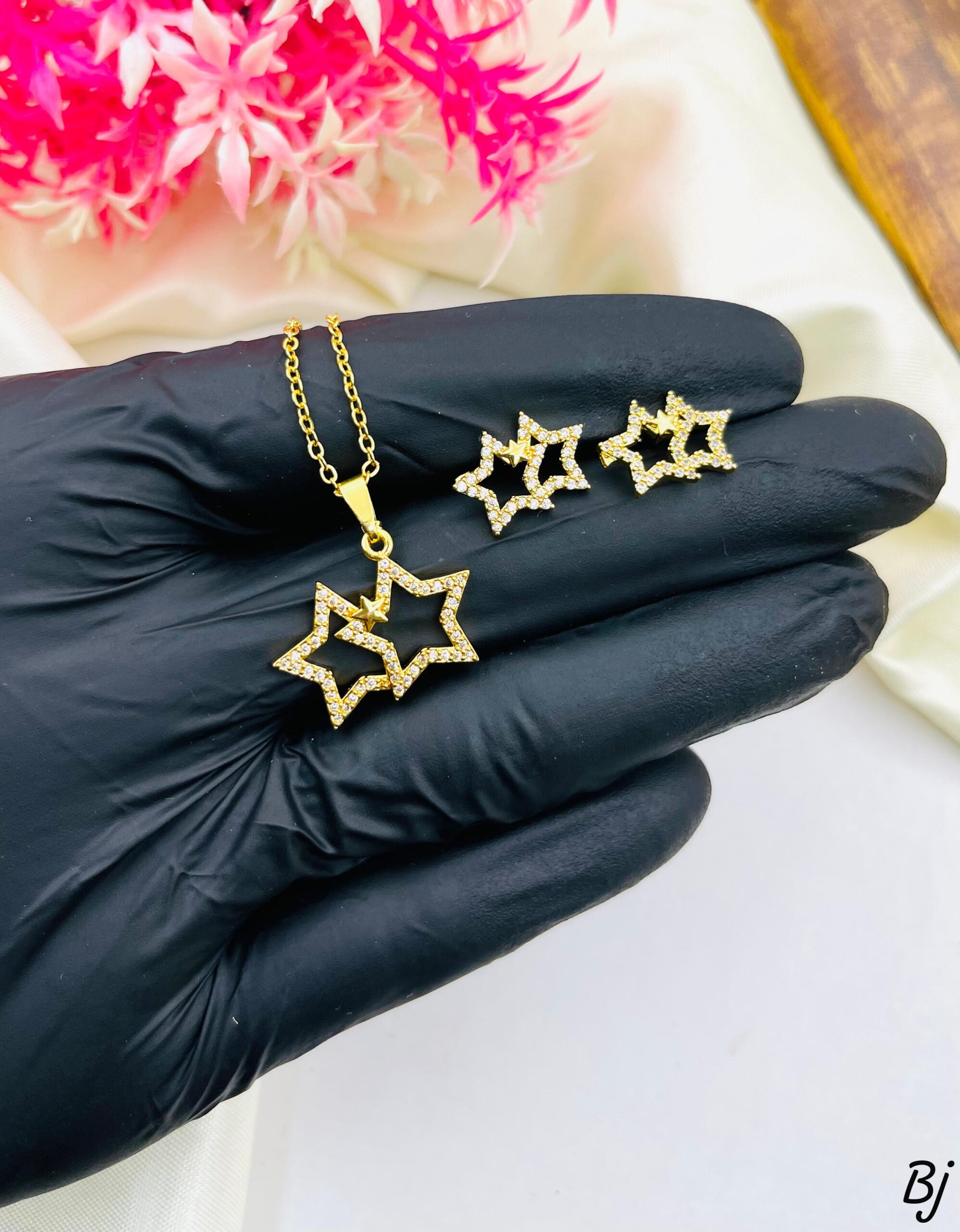 Fancy Beautiful Gold Plated Star Design Gold Plated Zircon Locket Set