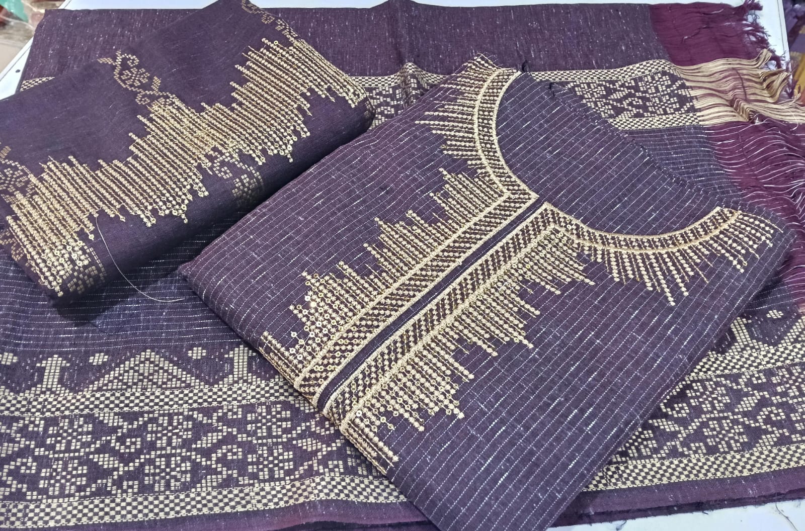 ❇️Stuff Khadder Golden Banarsi Jacquard 3pc Dress 👗