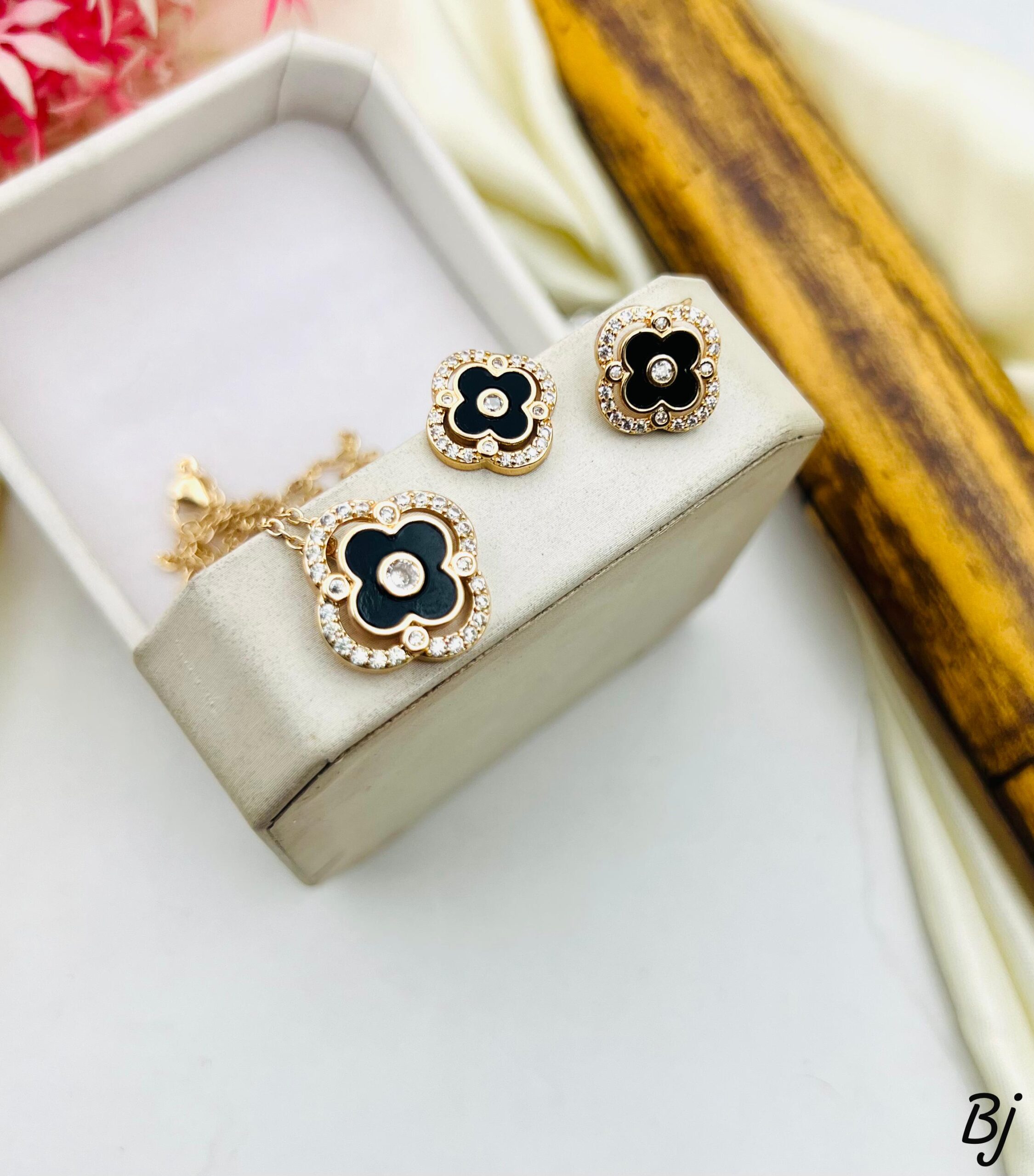 Fancy Beautiful Gold Plated Zircon Locket Set
