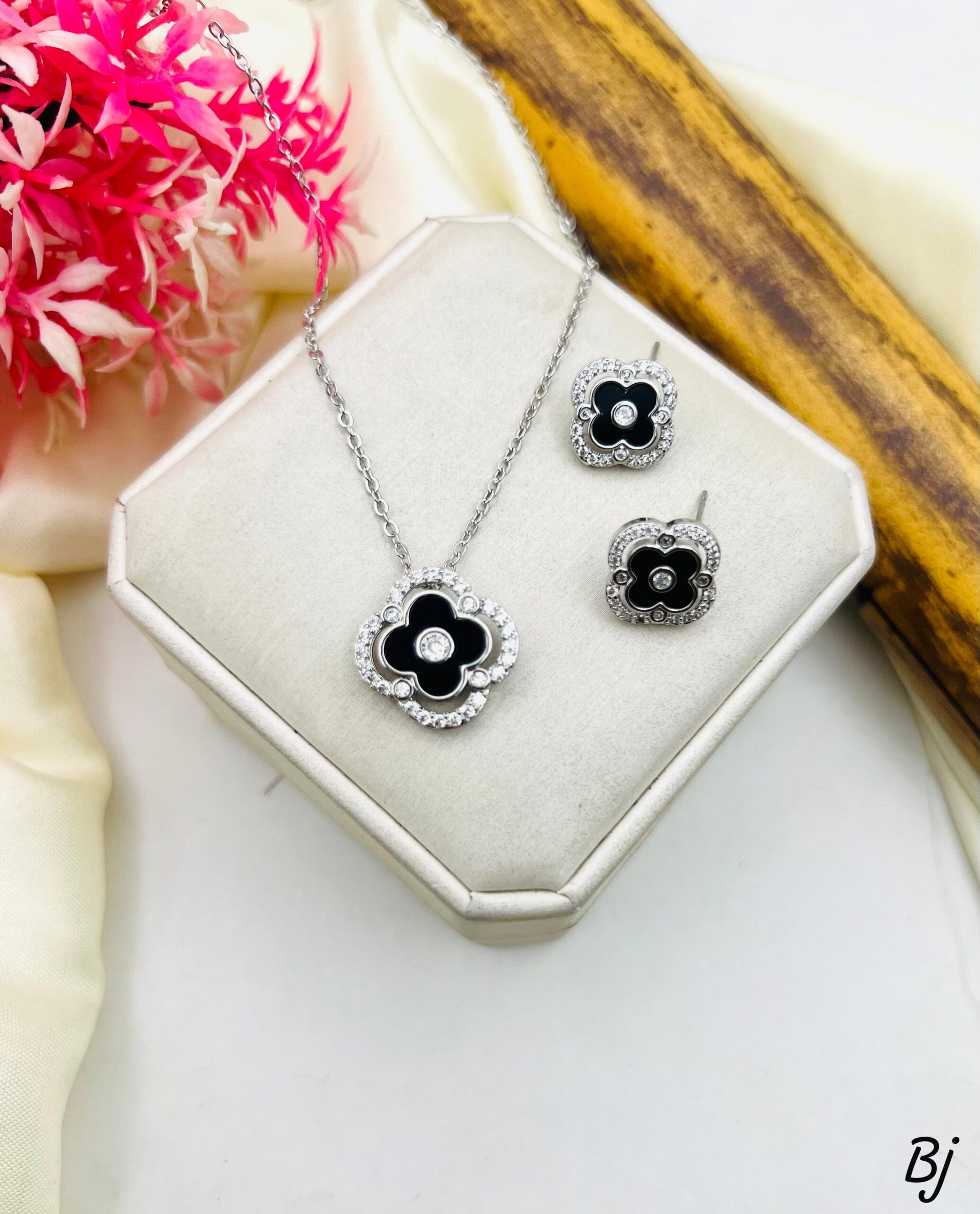 Fancy Beautiful Gold Plated Zircon Locket Set