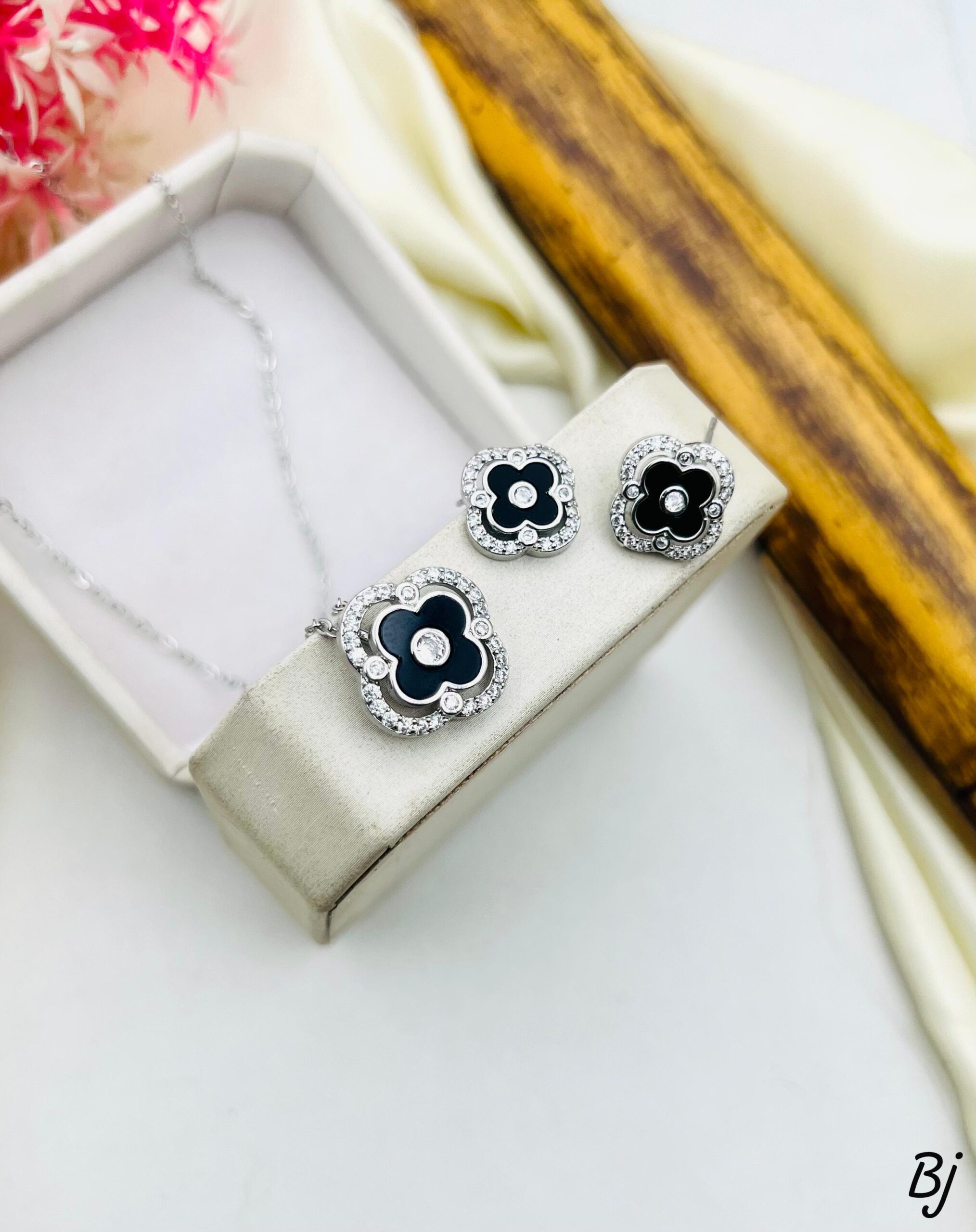 Fancy Beautiful Gold Plated Zircon Locket Set