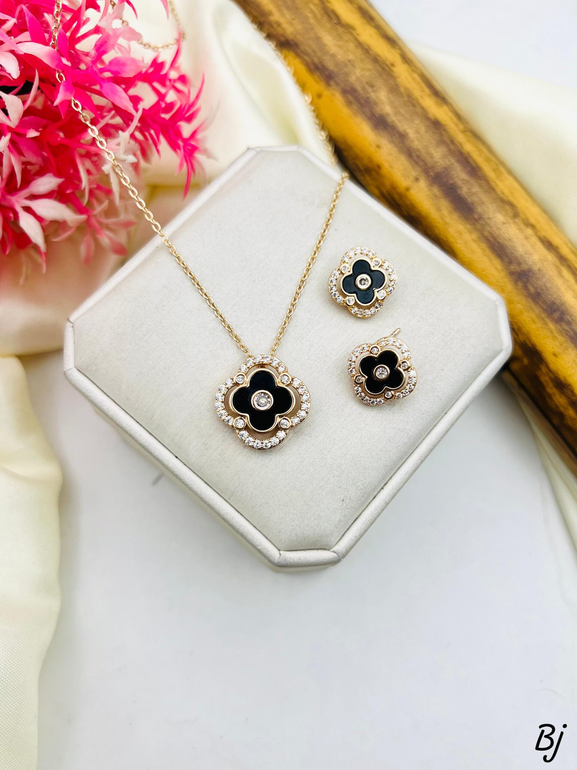 Fancy Beautiful Gold Plated Zircon Locket Set