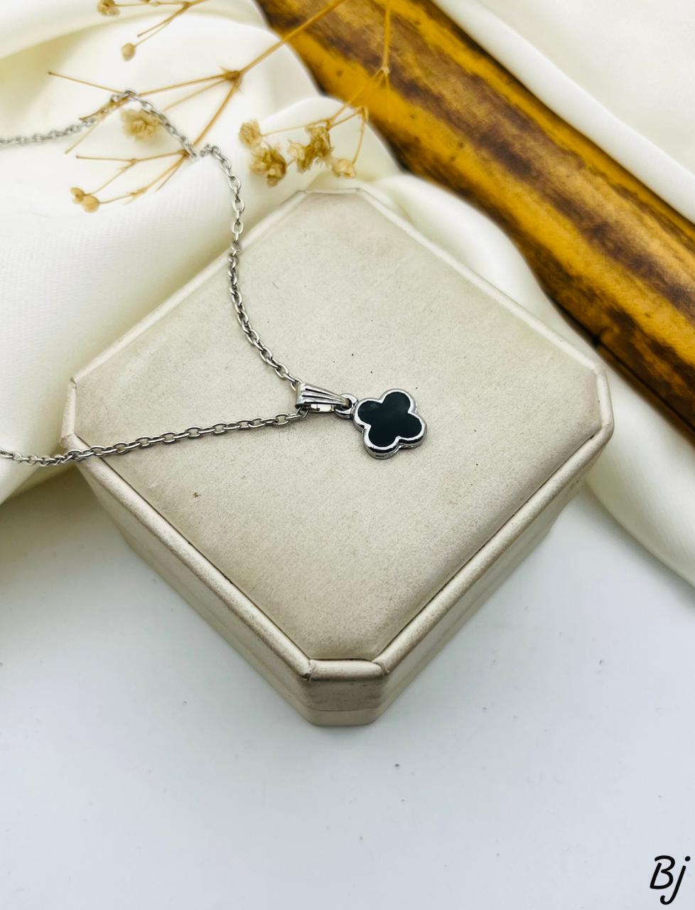 Fancy Beautiful Trending Vencliff Pendants For Her
