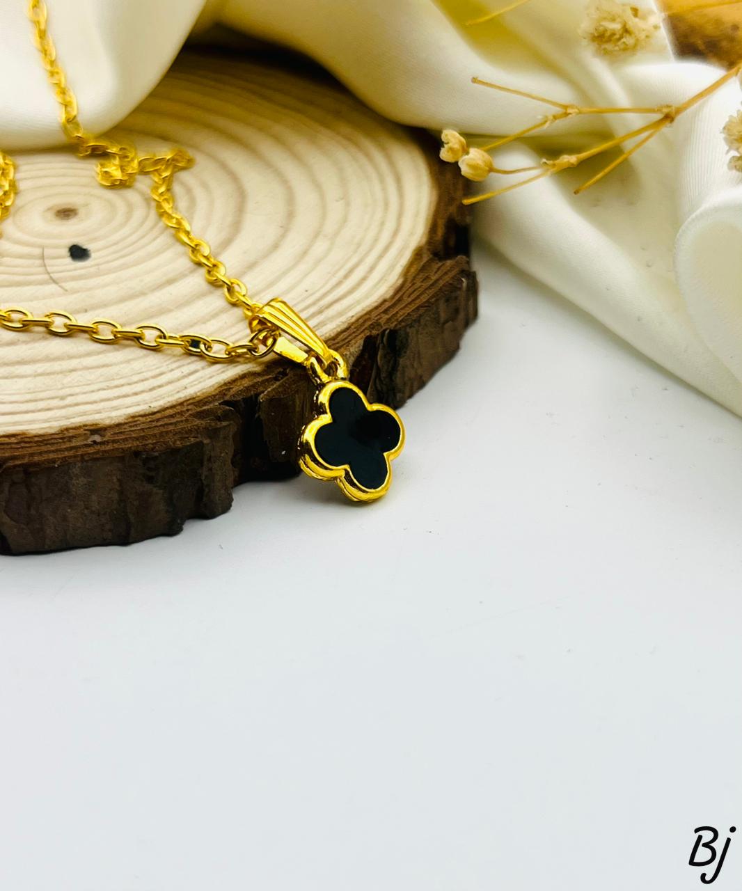 Fancy Beautiful Trending Vencliff Pendants For Her