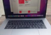MacBook Pro 15″ (2017) – Core i7 / 16 GB RAM / 500 GB SSD / Touch Bar