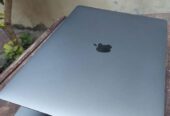 MacBook Pro 15″ (2017) – Core i7 / 16 GB RAM / 500 GB SSD / Touch Bar