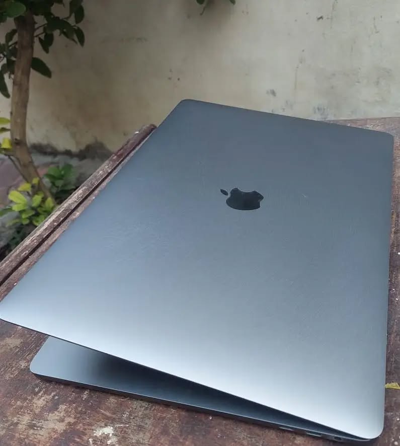 MacBook Pro 15″ (2017) – Core i7 / 16 GB RAM / 500 GB SSD / Touch Bar