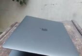 MacBook Pro 15″ (2017) – Core i7 / 16 GB RAM / 500 GB SSD / Touch Bar