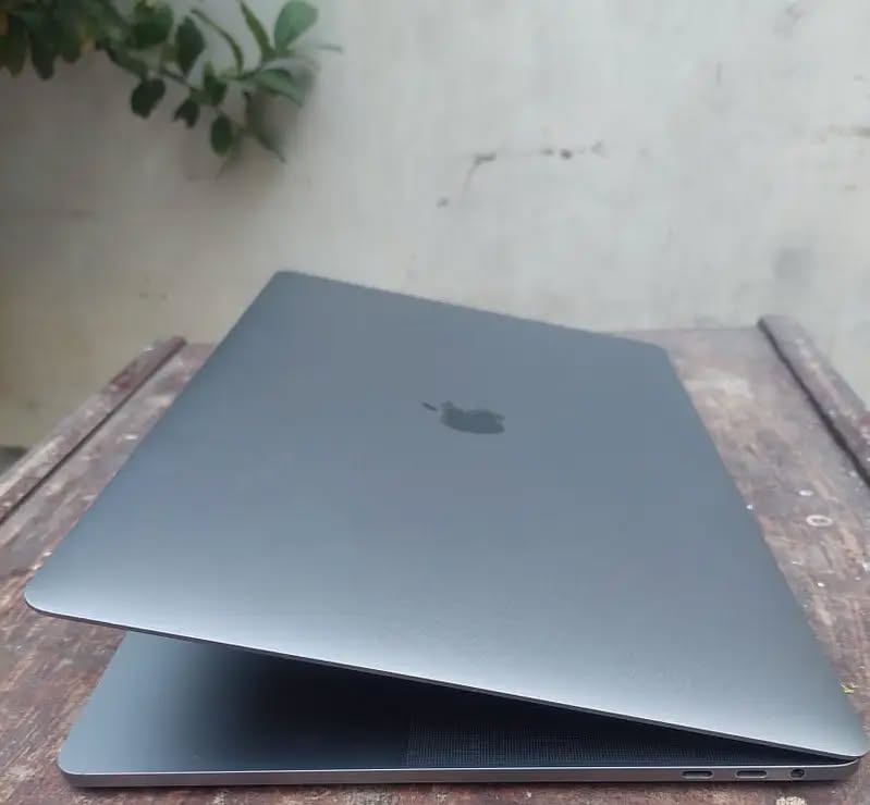 MacBook Pro 15″ (2017) – Core i7 / 16 GB RAM / 500 GB SSD / Touch Bar