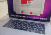 MacBook Pro 15″ (2017) – Core i7 / 16 GB RAM / 500 GB SSD / Touch Bar