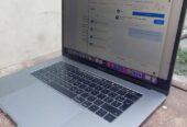 MacBook Pro 15″ (2017) – Core i7 / 16 GB RAM / 500 GB SSD / Touch Bar