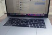 MacBook Pro 15″ (2017) – Core i7 / 16 GB RAM / 500 GB SSD / Touch Bar