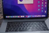 MacBook Pro 15″ (2017) – Core i7 / 16 GB RAM / 500 GB SSD / Touch Bar