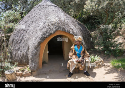 ngaka-traditional-healer-at-basotho-cultural-village-golden-gate-highlands-J0F4G3-1