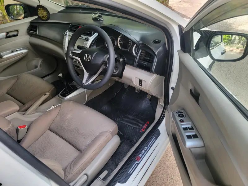 HONDA CITY IVTEC MANUAL MODEL 2016 TOTAL GENUINE. OUTCLASS CONDITION