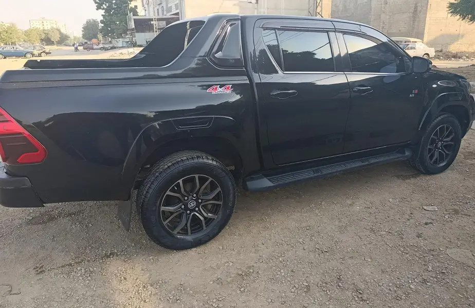 Toyota Hilux Revo V Automatic 2.8 2018